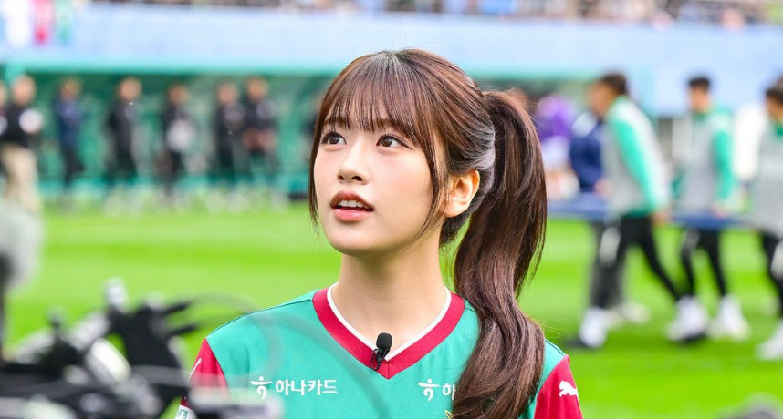 IVE隊長安俞真再度回到家鄉大田擔任足球開球嘉賓！超長美腿+甜美笑容融化粉絲的心